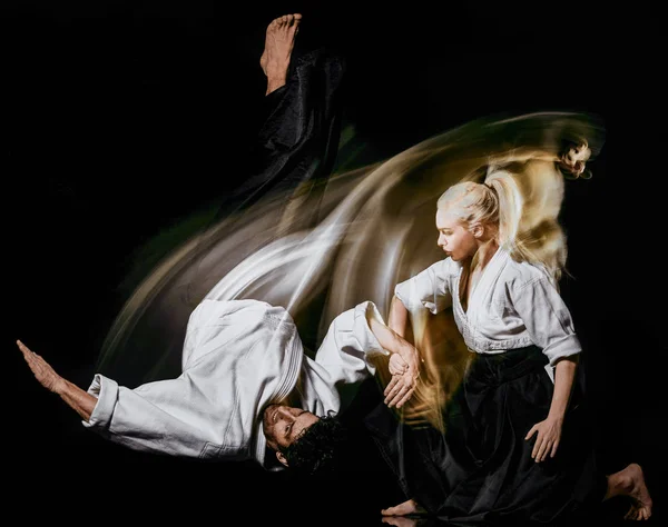 Aikido bodokas pria dan wanita mengisolasi latar belakang hitam — Stok Foto