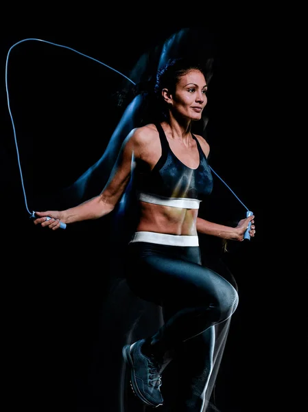 Piękna kobieta skoki liny fitness ćwiczenia na białym tle czarny ba — Zdjęcie stockowe