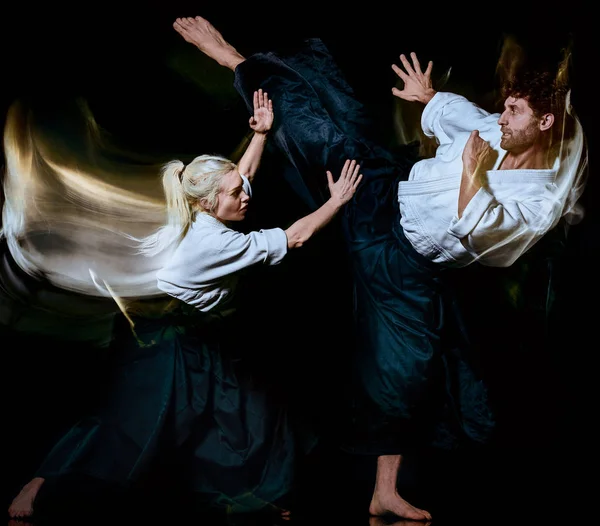 Aikido bodoka uomo e donna isolato sfondo nero — Foto Stock