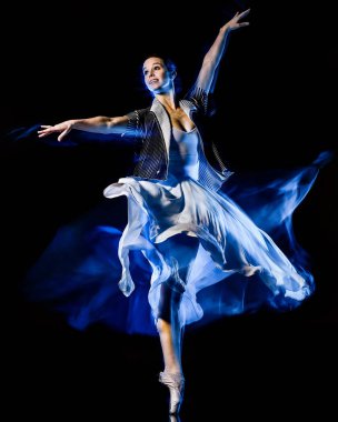 odern Bale dansçısı dans kadın siyah bacground izole