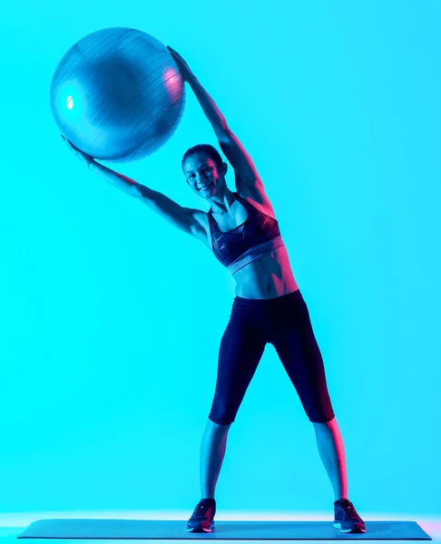 Vrouw exercsing fitness pilates oefeningen geïsoleerd — Stockfoto