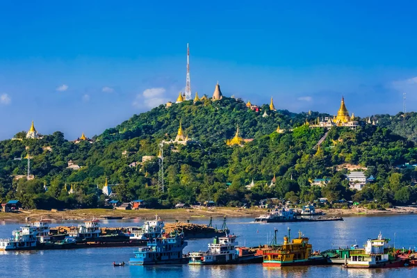 Ayarwaddy River  Sagaing hills skyline  Myanmar — Stock Photo, Image