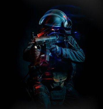 bir asker polis swat taktik kuvvetler izole adam siyah backg