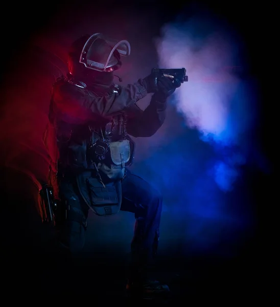 Um soldado polícia golpear forças táticas homem isolado preto backg — Fotografia de Stock