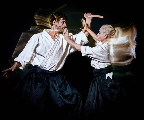 Aikido budokas homem e mulher isolado fundo preto — Fotografia de Stock