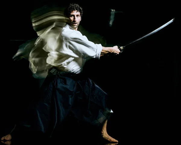 Iaido Kenjutsu budoka man terisolasi latar belakang hitam — Stok Foto