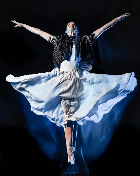 Νεοελληνικών μπαλέτου χορευτής χορεύει γυναίκα απομονωμένη μαύρο bacground — Φωτογραφία Αρχείου