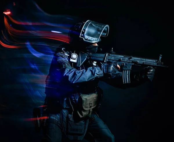 Un soldato della polizia SWAT forze tattiche uomo isolato backg nero — Foto Stock