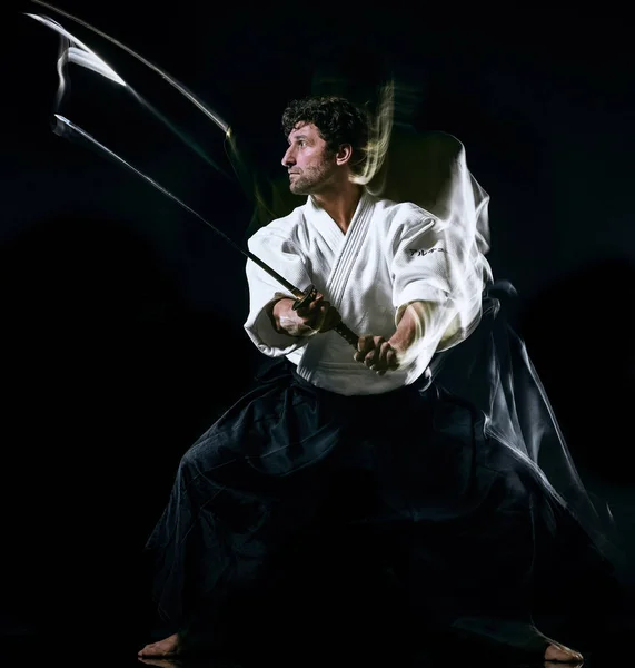 Iaido Kenjutsu budoka man terisolasi latar belakang hitam — Stok Foto