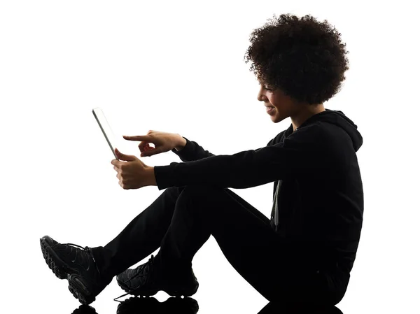 Młody nastolatek dziewczyna kobieta za pomocą cyfrowego tabletu cień sylwetka — Zdjęcie stockowe