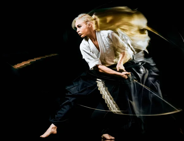 Iaido Kenjutsu budoka wanita terisolasi latar belakang hitam — Stok Foto