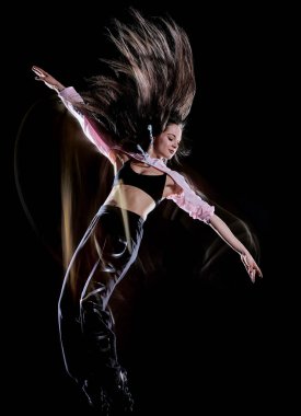 genç kadın modern dansçı dans izole siyah arka plan ışık boyama