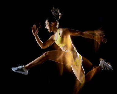 kadın fitness egzersiz izole siyah arka plan lightpainting etkisi egzersizleri