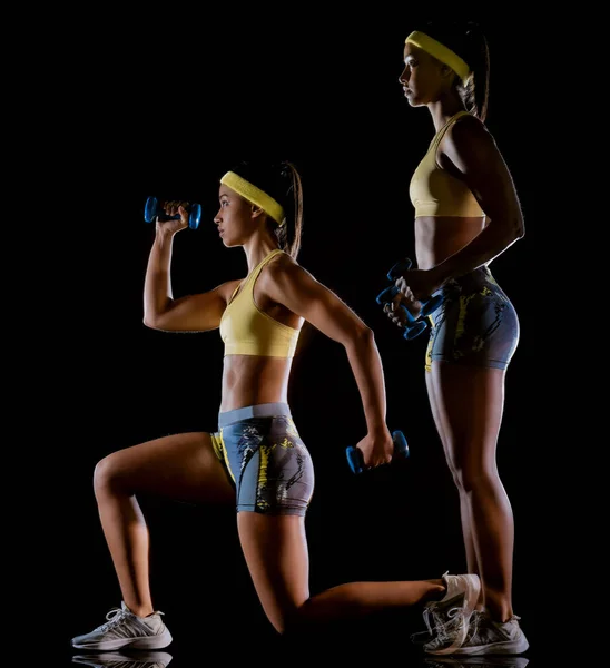 Mulher exercitando exercícios de aptidão isolado fundo preto efeito lightpainting — Fotografia de Stock