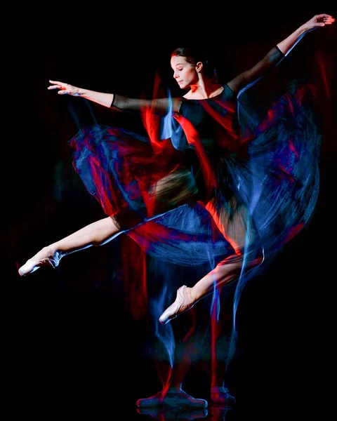Bailarina clásica bailarina de ballet bailando mujer aislado tocino negro — Foto de Stock