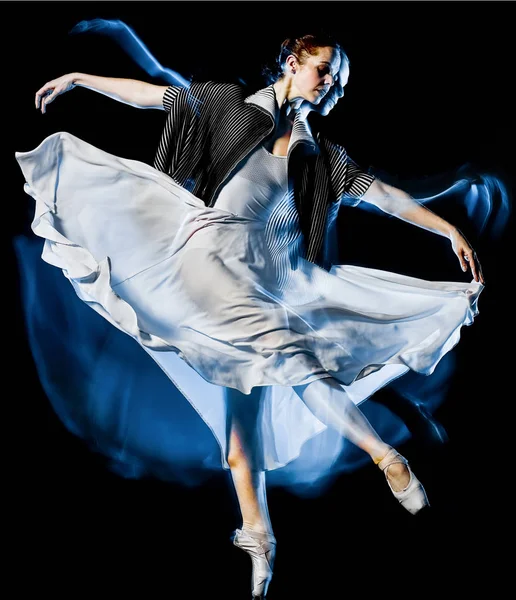 Танцівниця балету танцює жінка ізольована чорний фон — стокове фото