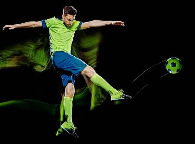 Kafkasyalı futbolcu siyah arka plan ışıklandırma resmini izole etti