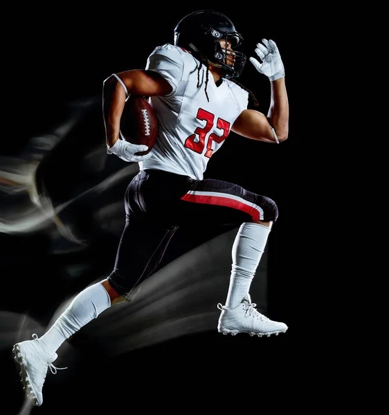 Американський футбол player людина ізольований чорний фон світла картина — стокове фото