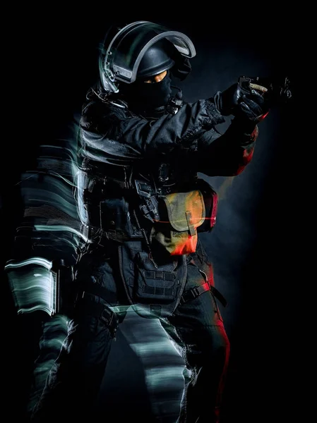 Один солдат полиции спецназ тактических сил человек изолированный черный backg — стоковое фото