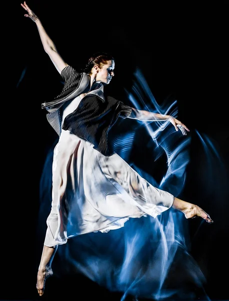 Odern Bale dansçısı dans kadın siyah bacground izole — Stok fotoğraf