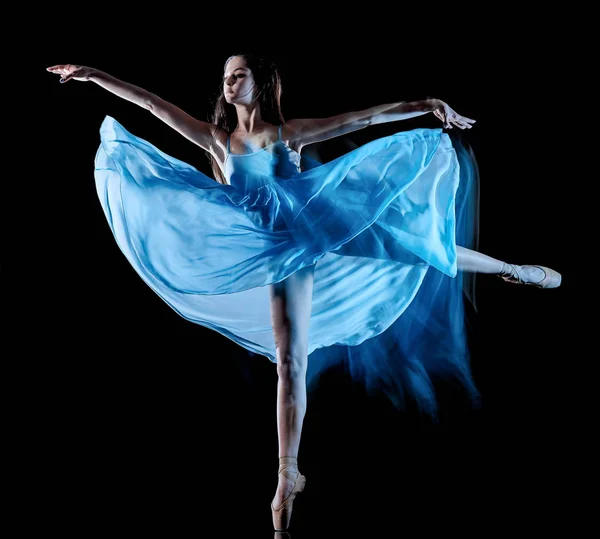 Jonge vrouw ballet danser dansen geïsoleerde zwarte achtergrond licht schilderen — Stockfoto