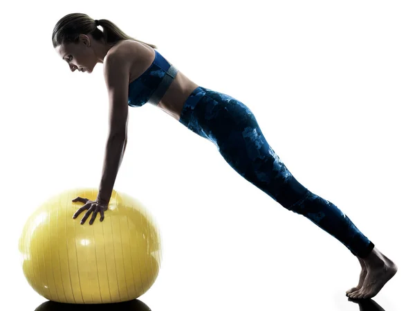 Mujer fitness swiss bola ejercicios silueta — Foto de Stock