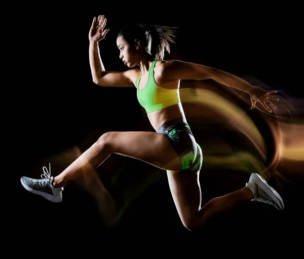 Nő, gyakorlása, fitness gyakorlatok elszigetelt fekete háttér Fényfestő hatása — Stock Fotó