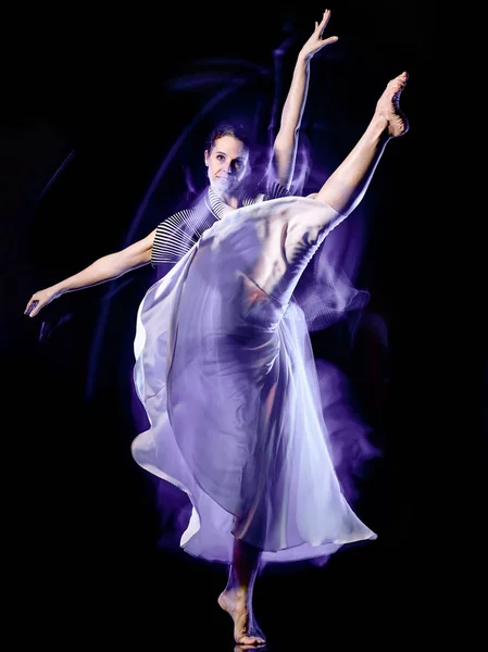 SPÓŁCZESNE balet tancerz taniec kobieta na białym tle czarne tła — Zdjęcie stockowe