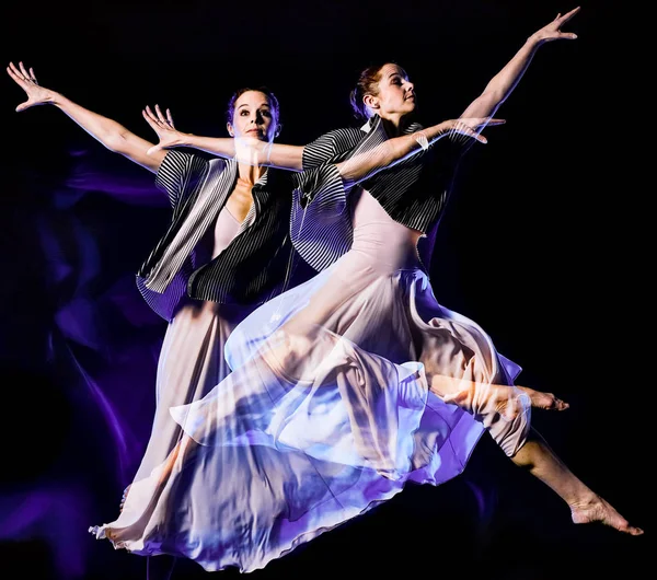 Odern ballet danseuse danseuse isolé noir bacground — Photo