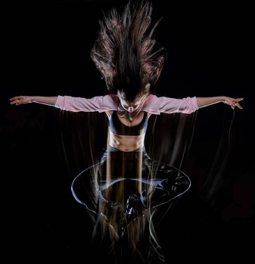 genç kadın modern dansçı dans izole siyah arka plan ışık boyama