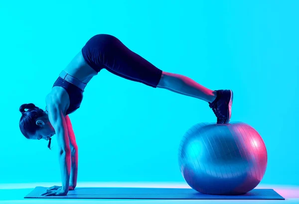 Žena exercsing fitness, pilates předvést úkony, samostatný — Stock fotografie