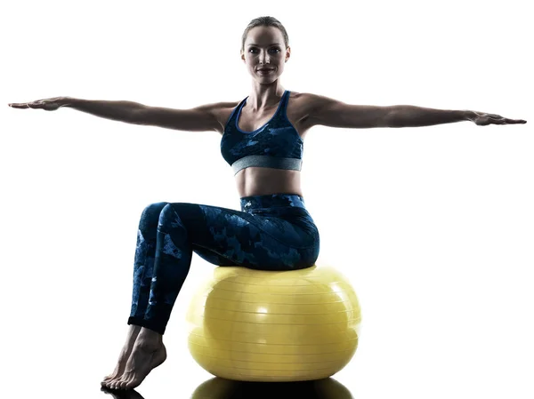 Kvinna fitness swiss ball övningar siluett — Stockfoto