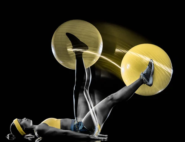 Kvinna som utövar fitness övningar isolerad svart bakgrund lightpainting effekt — Stockfoto