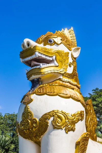 Chinthe standbeeld Shwedagon pagode Yangon Myanmar — Stockfoto