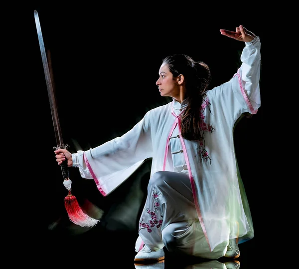 Mujer Tai Chi Chuan Tadjiquan postura aislado negro fondo luz pintura —  Fotos de Stock