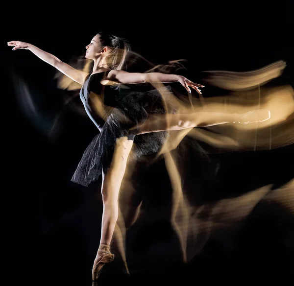Mladá žena baletka tanečnice tanec izolovaný černý pozadí lehký obraz — Stock fotografie