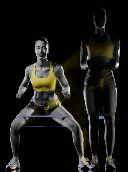 Mujer ejercitando ejercicios de fitness aislado fondo negro efecto lightpainting —  Fotos de Stock