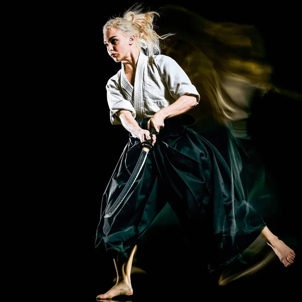 Iaido Kenjutsu OA vrouw geïsoleerd zwarte achtergrond — Stockfoto