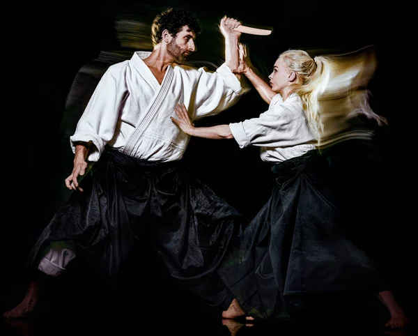 Aikido budokas man en vrouw geïsoleerd zwarte achtergrond — Stockfoto