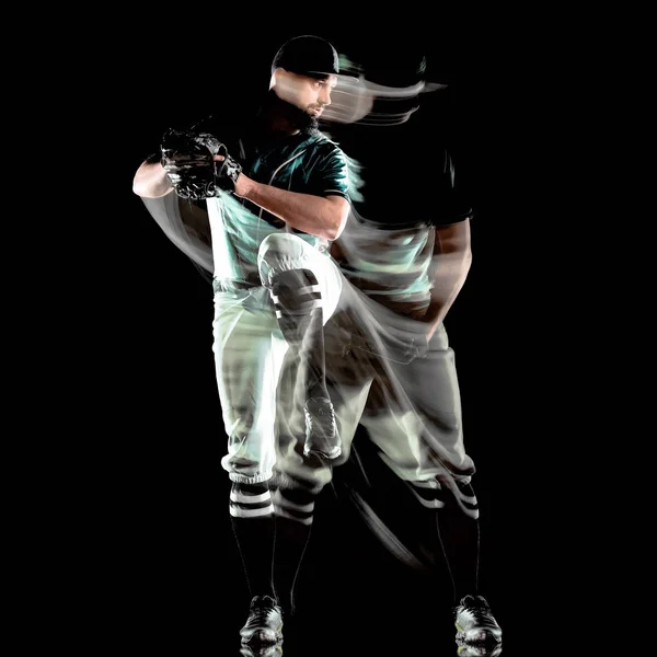 Бейсболист человек изолированный черный фон светлая картина — стоковое фото