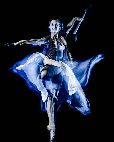 Odern bailarina de ballet mujer bailando aislado tocino negro — Foto de Stock