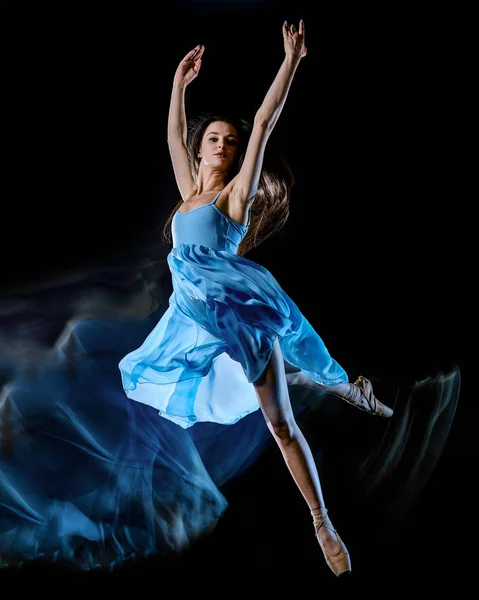 Jonge vrouw ballet danser dansen geïsoleerde zwarte achtergrond licht schilderen — Stockfoto