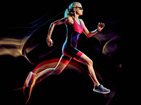 Triathletin Triathletin Läuferin Joggen Joggen isoliert schwarzen Hintergrund — Stockfoto