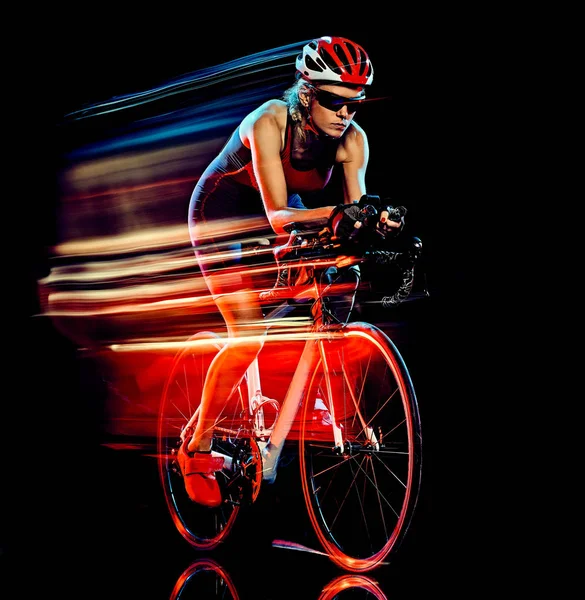 Mujer triatlón triatleta ciclista ciclismo aislado fondo negro — Foto de Stock