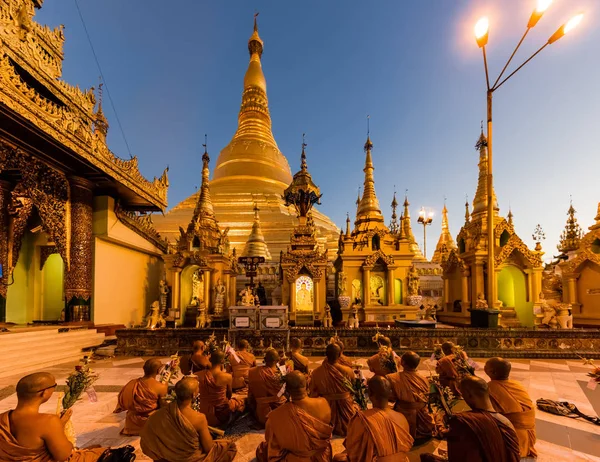 Biddende Shwedagon pagode Yangon Myanmar — Stockfoto