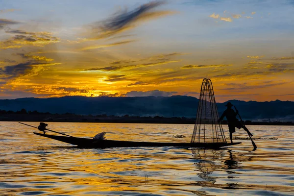 Halász a Inle Lake Shan állam Mianmar — Stock Fotó