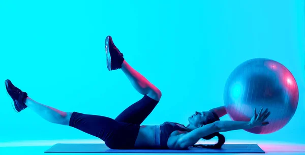 Kadın exercsing fitness Pilates exercices izole — Stok fotoğraf