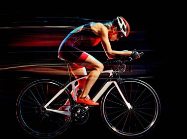 Bisiklet dairesel izole kadın triatlon siyah arka plan