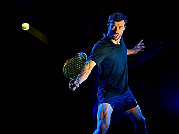 Гребной теннисист человек легкой живописи изолированный черный фон — стоковое фото