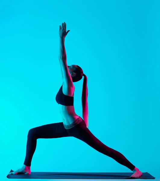 Mujer yoga ejerce Virabhadrasana guerrero posición —  Fotos de Stock